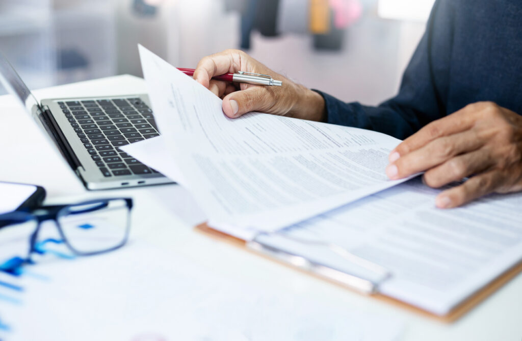 Papieren op tafel data-integratie plan om te bespreken