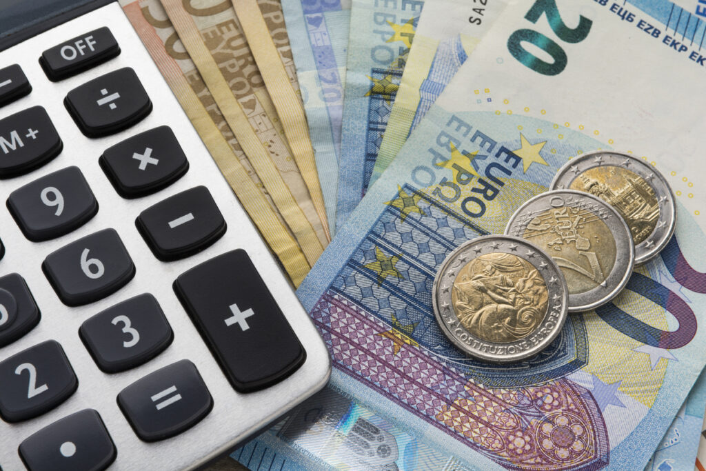 Rekenmachine en geld zichtbaar wat kost data integatie als het niet goed is ingericht